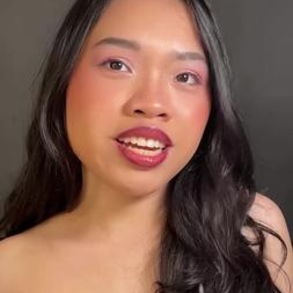 Elegant makeup look

The texture feels comfortable and the color payoff is very...